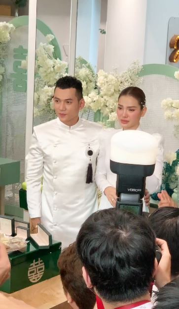 Lý Bình cố gắng an ủi trước sự nghẹn ngào của bà xã