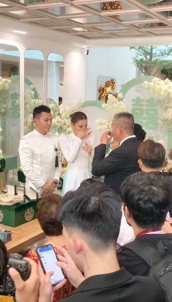 Phương Trinh Jolie đã không khỏi xúc động trước giờ đưa dâu