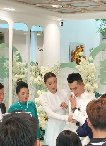 Trước khi mời rượu quan viên hai họ, Phương Trinh Jolie và Lý Bình đã thể hiện sự quan tâm lẫn nhau bằng cách chỉnh trang phục cho nhau