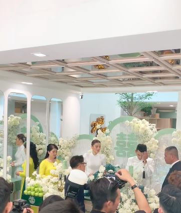 Lý Bình đã rơi nước mắt trong ngày trọng đại