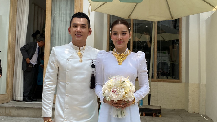 Hình ảnh cặp đôi đeo vàng trĩu nặng sau khi được trao sính lễ