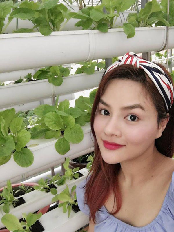 Vũ Thu Phương bên cạnh vườn rau thủy canh của mình