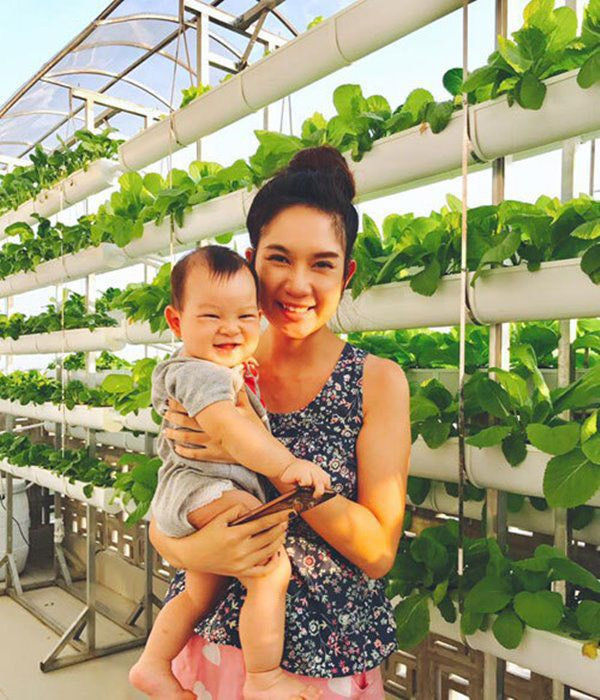 Không gian xanh cũng là nơi các con bắt đầu yêu thích việc trồng rau.