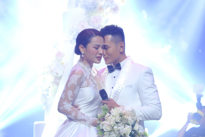 Phương Trinh Jolie và Lý Bình bật khóc ngay trên sân khấu.