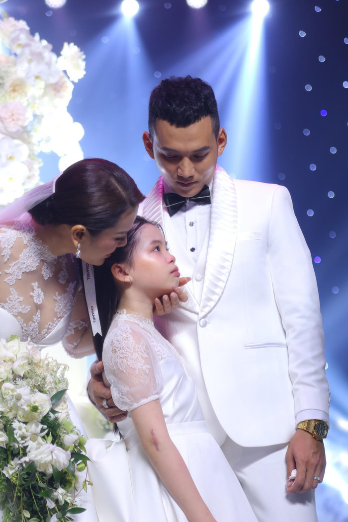 Con gái Phương Trinh Jolie bật khóc trong đám cưới mẹ.