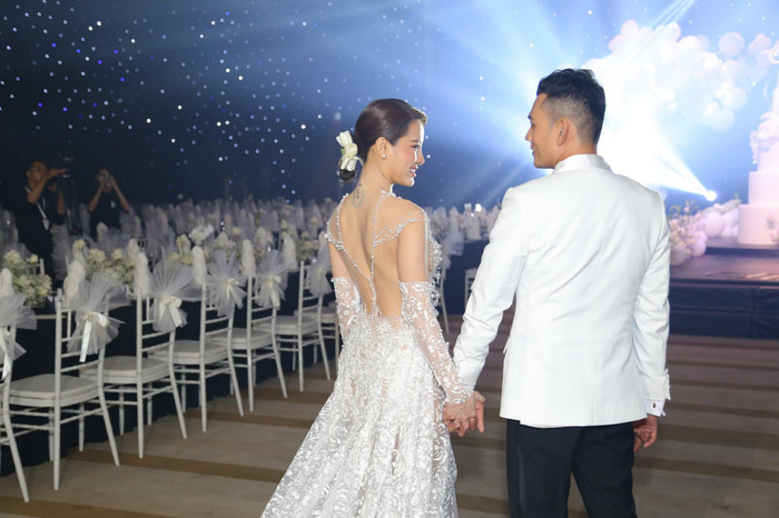 Phương Trinh Jolie xuất hiện trong chiếc váy cưới trắng tinh khôi, cắt xẻ táo bạo đầy quyến rũ.