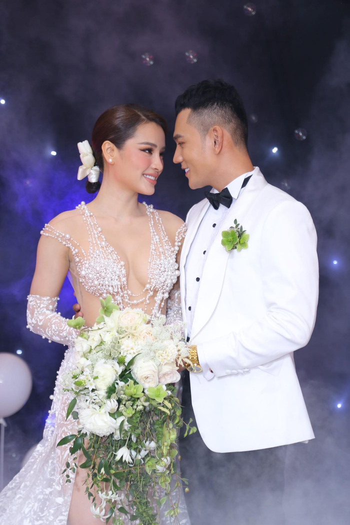 Cô dâu - chú rể hạnh phúc nắm tay nhau vào lễ đường trước sự chứng kiến của toàn bộ khách mời.