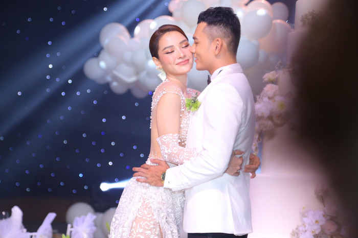 Tối 25/4 tiệc cưới Phương Trinh Jolie - Lý Bình được tổ chức tại không gian hoành tráng với sự góp mặt đông đảo bạn bè và người thân.