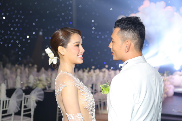 Gương mặt của nữ diễn viên ánh lên niềm hạnh phúc trong ngày trọng đại.