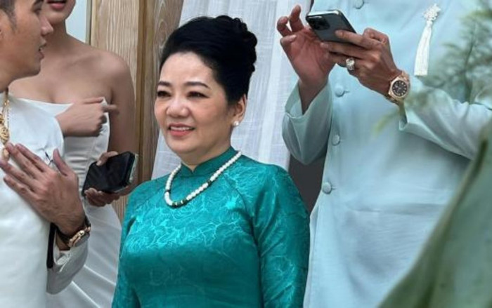 Cận cảnh nhan sắc mẹ chồng Phương Trinh Jolie: Khuôn mặt phúc hậu, thần thái đầy sang trọng và quý phái Ảnh 2