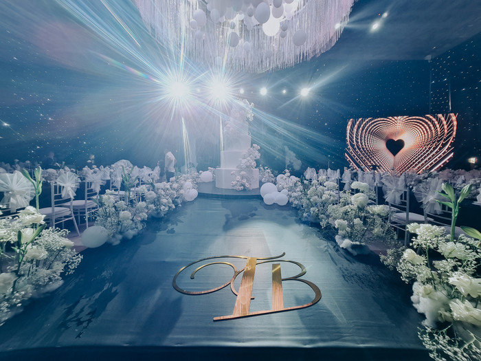 Dòng chữ T - B được đặt ở giữa, là tên viết tắt của cặp đôi.