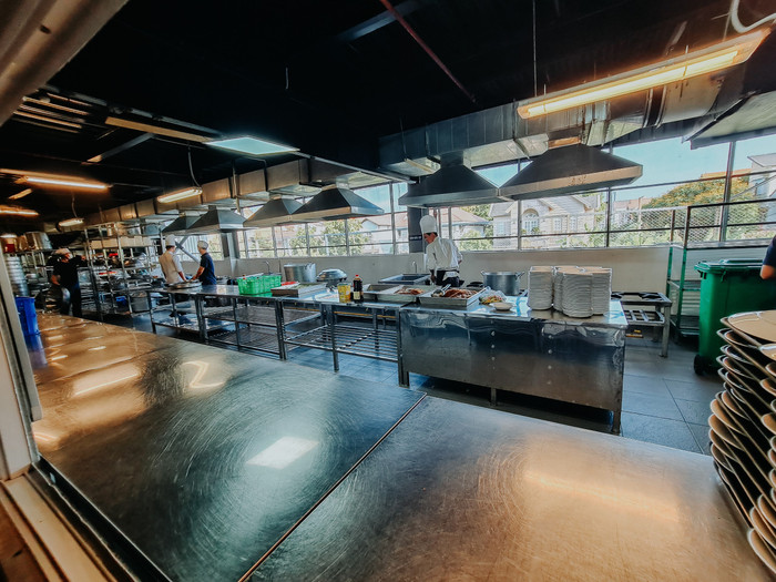 Nhà bếp của trung tâm tiệc cưới cũng tất bật hoàn tất các món ăn, chuẩn bị cho ngày trọng đại của cặp đôi.