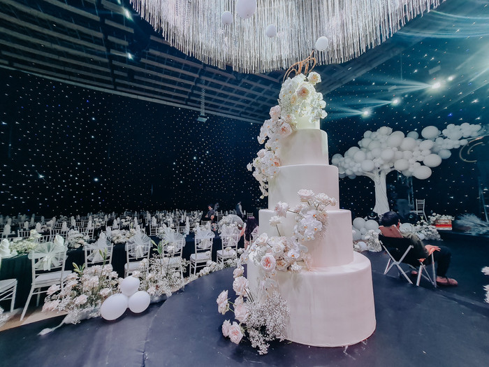 Bàn tiệc cũng được sắp xếp đâu vào đấy.