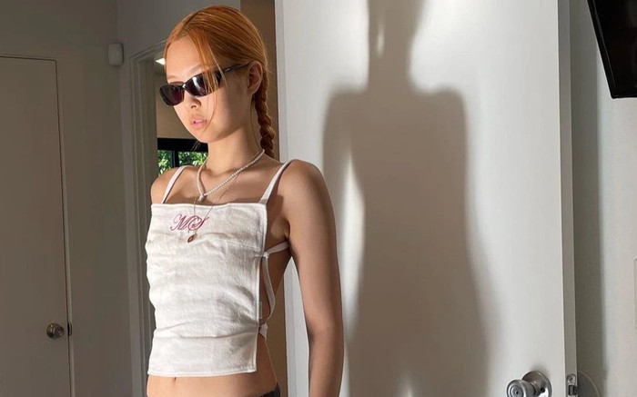 Chiếc áo 'hớ hênh' của Jennie: Nhìn như mảnh tạp dề nhưng lại có giá gây choáng Ảnh 2