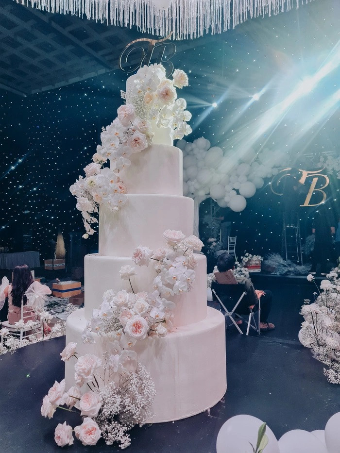 Chiếc bánh kem khổng lồ đặt trong tiệc cưới