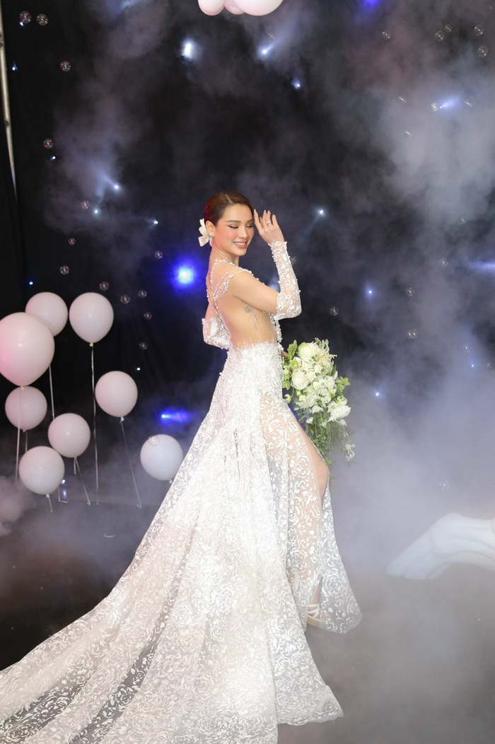 Diện váy cưới xuyên thấu phô trọn gò bồng đào, Phương Trinh Jolie đích thị cô dâu hở bạo nhất Vbiz Ảnh 6