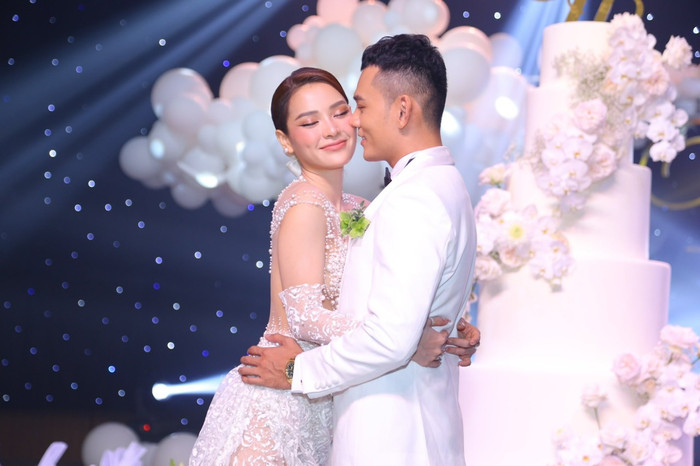 Diện váy cưới xuyên thấu phô trọn gò bồng đào, Phương Trinh Jolie đích thị cô dâu hở bạo nhất Vbiz Ảnh 4