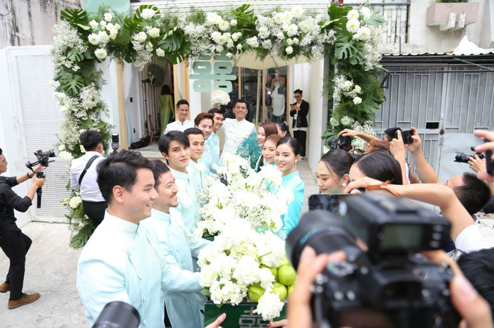 Dàn bê tráp đều là những 'trai xinh gái đẹp'