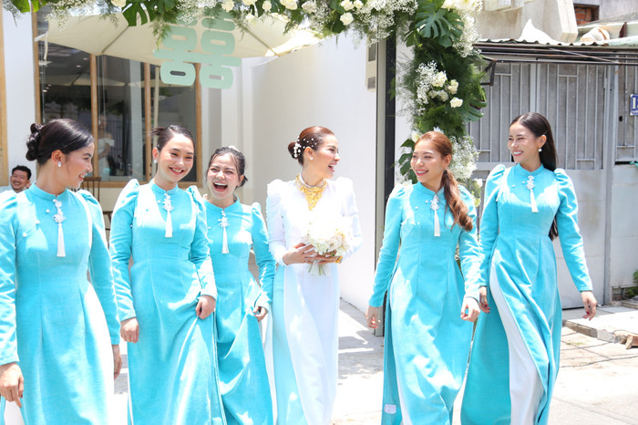 Phương Trinh Jolie không thể giấu được nụ cười trên môi trong ngày trọng đại