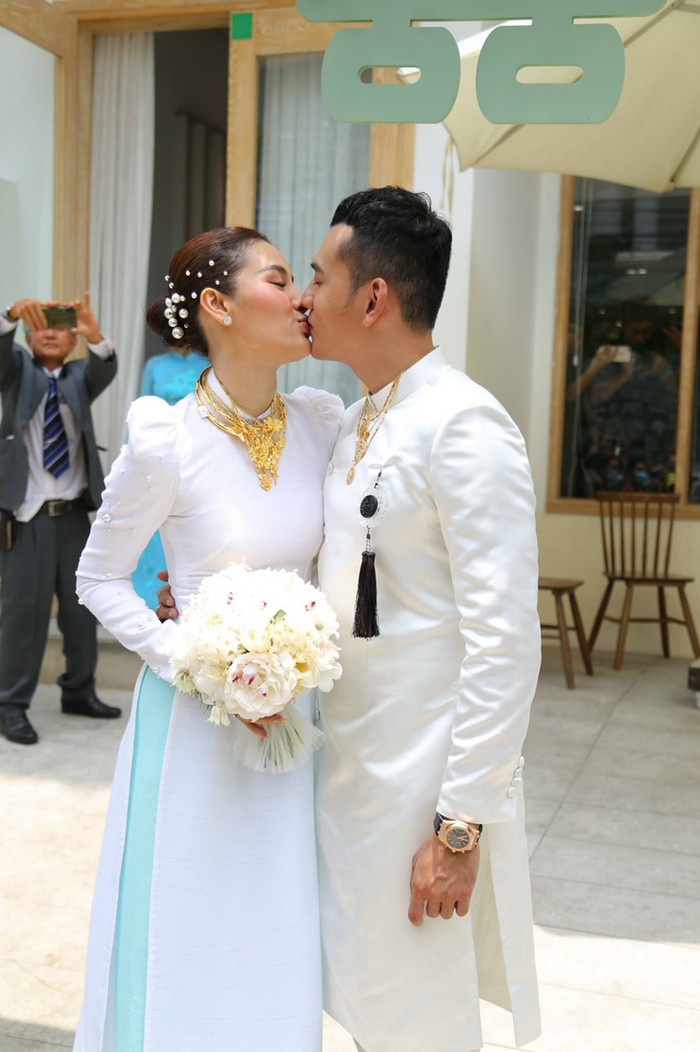 Cả hai đã có màn 'khóa môi' đầy nóng bỏng