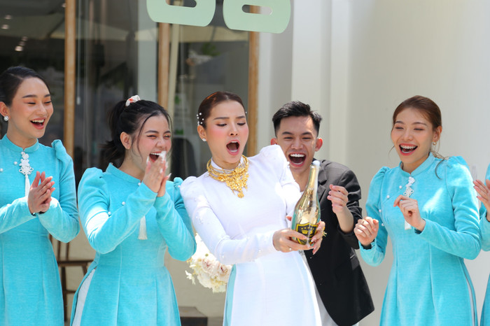 Cặp đôi bắt đầu bày trò 'nhí nhố' với bạn bè thân thiết