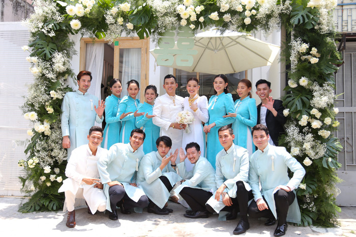 Đội hình bê tráp chụp ảnh lưu lại khoảnh khắc đáng nhớ bên cô dâu và chú rể