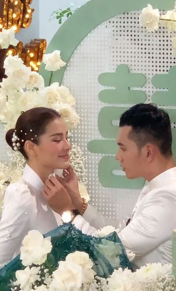 Lý Bình không ngần ngại chăm sóc vợ trong hôn lễ