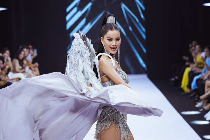 Hoa hậu Khánh Vân lần đầu lấn sân thiết kế, chọn Hoàng Phương làm vedette quá 'cháy' Ảnh 13