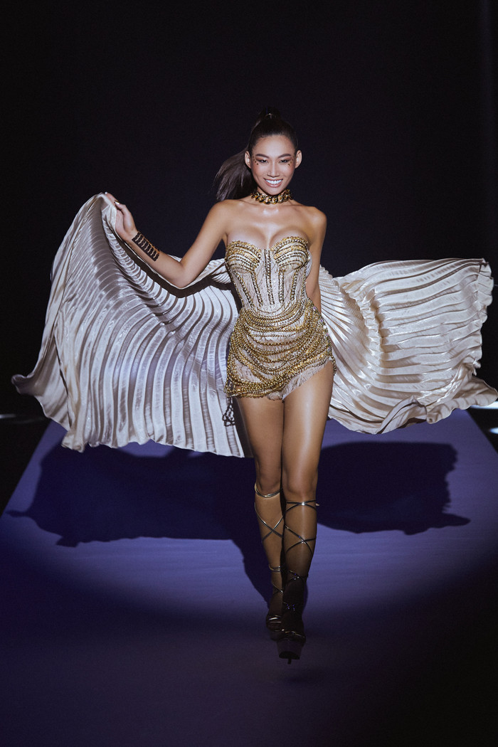 Hoa hậu Khánh Vân lần đầu lấn sân thiết kế, chọn Hoàng Phương làm vedette quá 'cháy' Ảnh 12