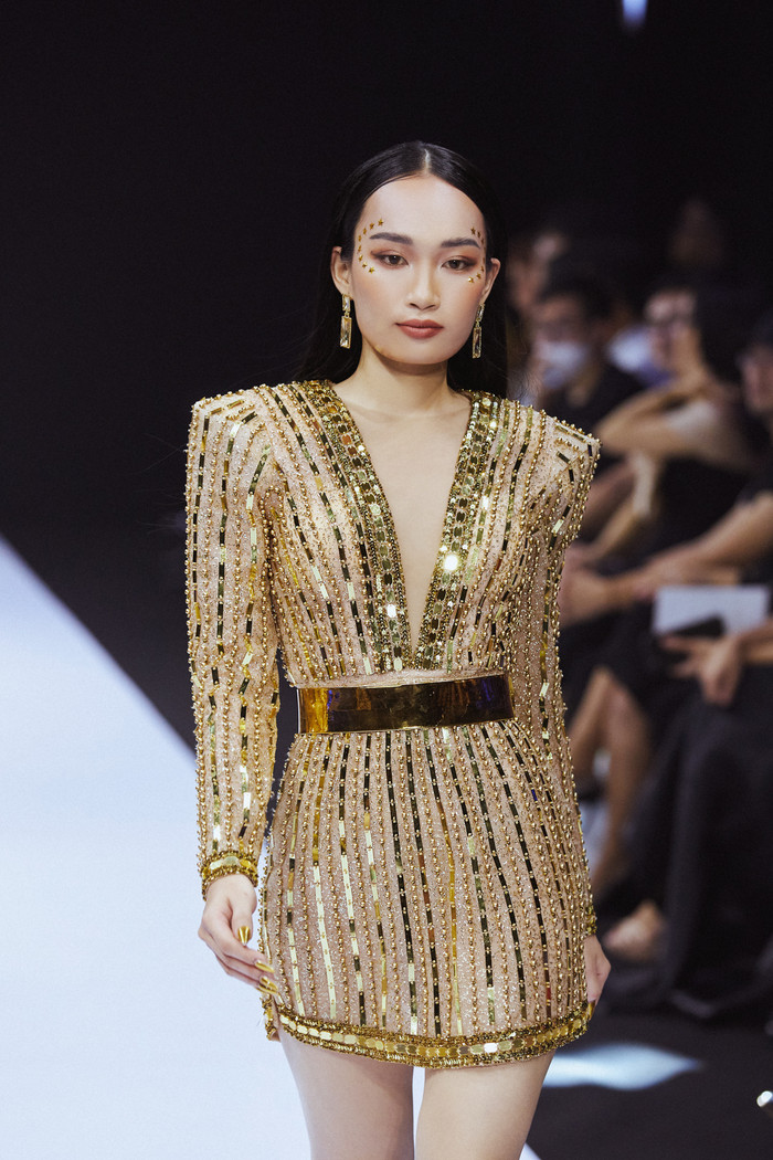 Hoa hậu Khánh Vân lần đầu lấn sân thiết kế, chọn Hoàng Phương làm vedette quá 'cháy' Ảnh 15