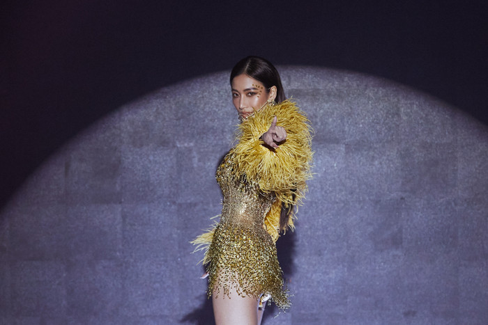 Hoa hậu Khánh Vân lần đầu lấn sân thiết kế, chọn Hoàng Phương làm vedette quá 'cháy' Ảnh 8