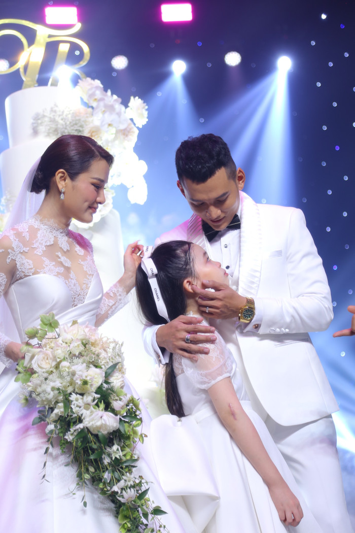 Con gái của Phương Trinh Jolie đã xuất hiện tại đám cưới để chúc phúc cho mẹ và bố dượng