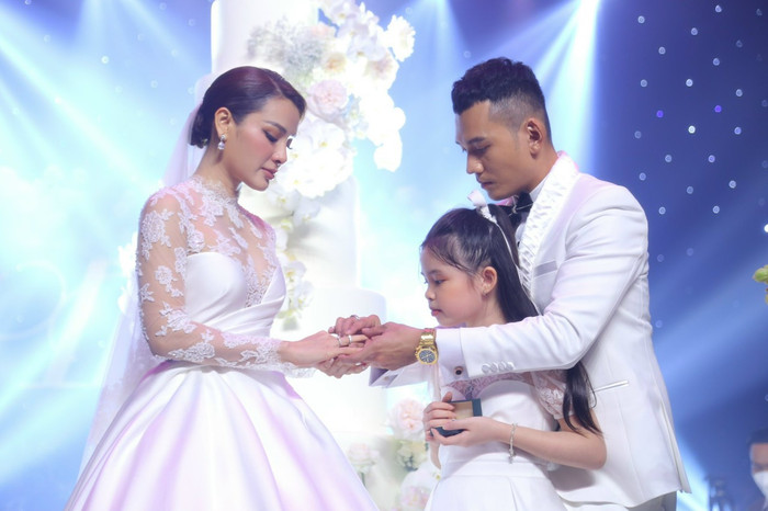 Thời trang váy cưới 'bà hoàng sexy' đến 'nàng dâu cổ điển', Phương Trinh Jolie đều cân đẹp Ảnh 13