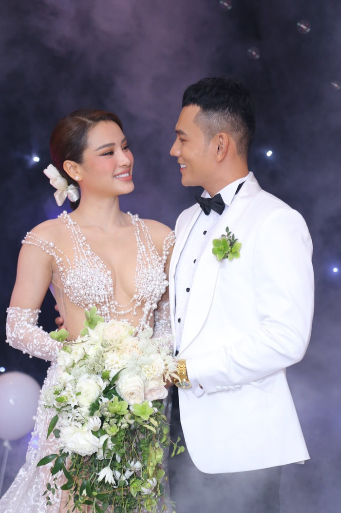 Thời trang váy cưới 'bà hoàng sexy' đến 'nàng dâu cổ điển', Phương Trinh Jolie đều cân đẹp Ảnh 8