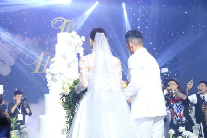 Thời trang váy cưới 'bà hoàng sexy' đến 'nàng dâu cổ điển', Phương Trinh Jolie đều cân đẹp Ảnh 16