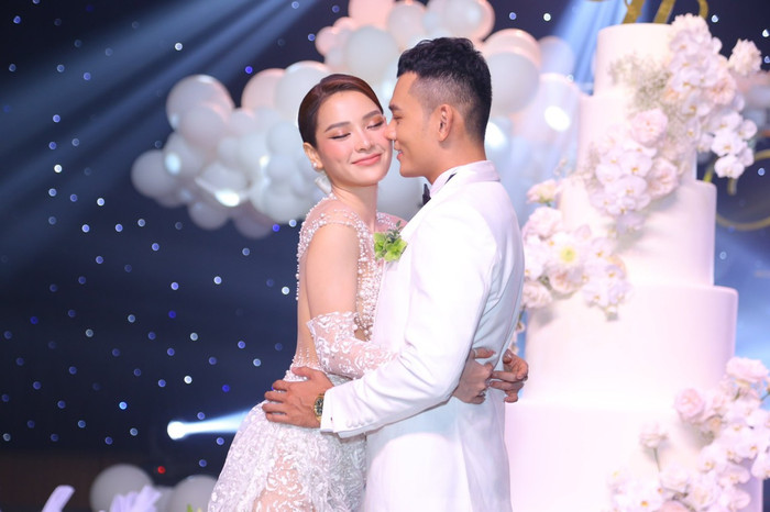 Thời trang váy cưới 'bà hoàng sexy' đến 'nàng dâu cổ điển', Phương Trinh Jolie đều cân đẹp Ảnh 4