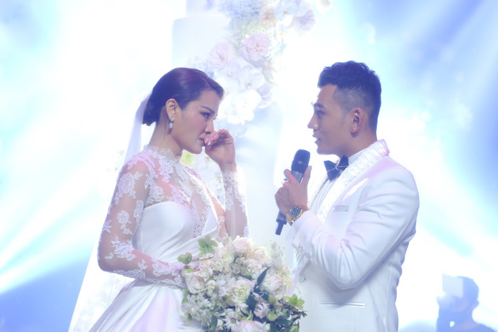 Thời trang váy cưới 'bà hoàng sexy' đến 'nàng dâu cổ điển', Phương Trinh Jolie đều cân đẹp Ảnh 15