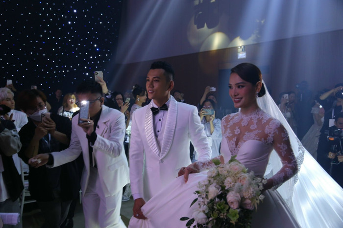 Thời trang váy cưới 'bà hoàng sexy' đến 'nàng dâu cổ điển', Phương Trinh Jolie đều cân đẹp Ảnh 11