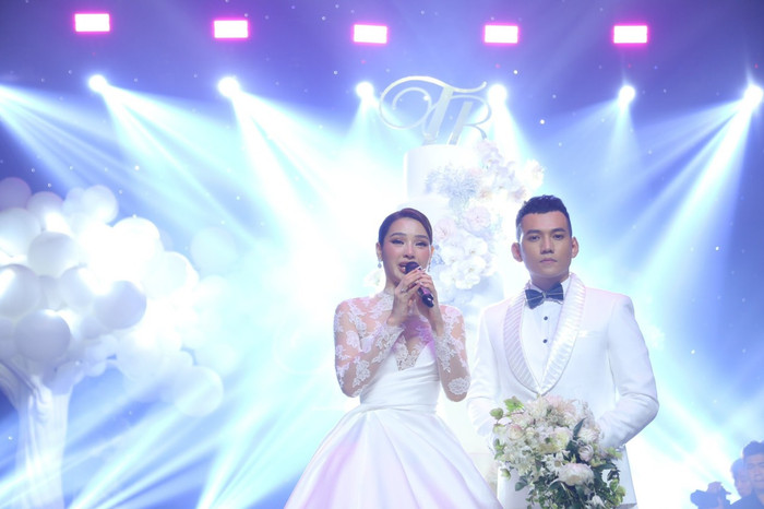 Thời trang váy cưới 'bà hoàng sexy' đến 'nàng dâu cổ điển', Phương Trinh Jolie đều cân đẹp Ảnh 12