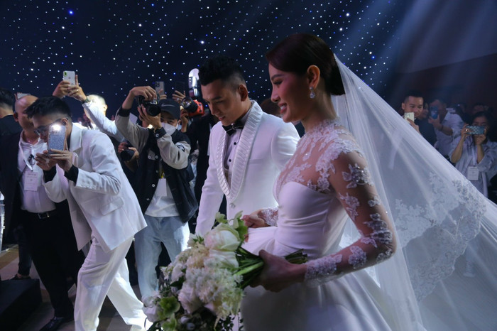 Thời trang váy cưới 'bà hoàng sexy' đến 'nàng dâu cổ điển', Phương Trinh Jolie đều cân đẹp Ảnh 18