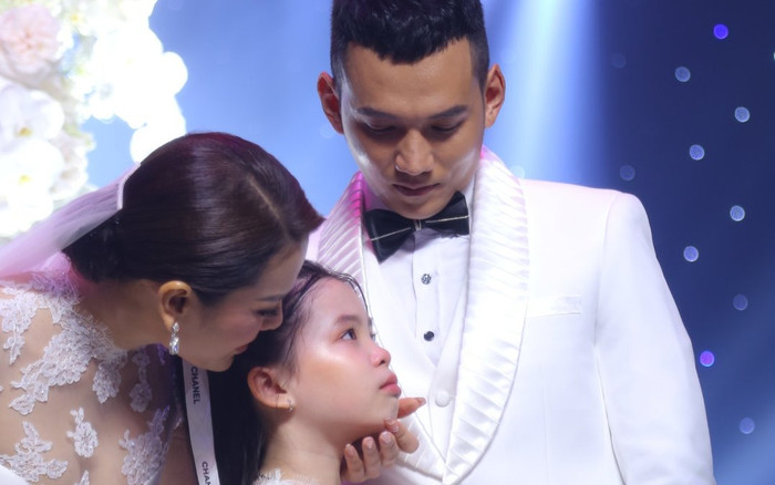 Con gái Phương Trinh Jolie: Thân thiết với bố dượng, được mẹ Lý Bình hết mực yêu thương và cưng chiều Ảnh 2