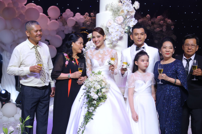 Phương Trinh Jolie và Lý Bình nâng ly với bố mẹ ruột của cặp đôi ở trên sân khấu