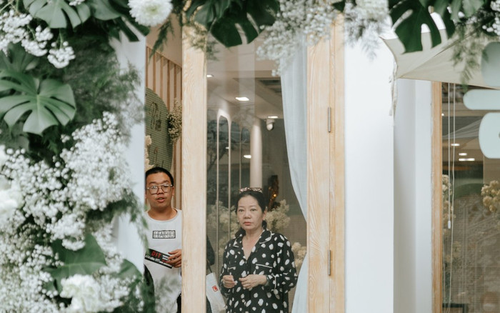 Trước 'giờ G' đám cưới Phương Trinh Jolie: Mẹ chồng quyền lực xuất hiện, cửa đóng then cài kín bưng Ảnh 2