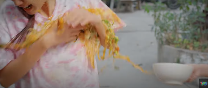 Thương Ngày Nắng Về tập 11: Vân Vân bị 'đánh ghen' ngay tại quán bún của mẹ Ảnh 6