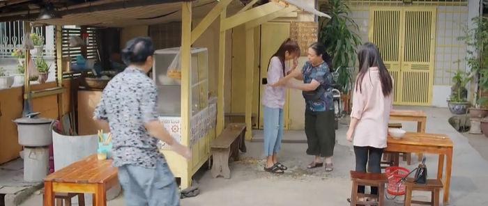Thương Ngày Nắng Về tập 11: Vân Vân bị 'đánh ghen' ngay tại quán bún của mẹ Ảnh 7