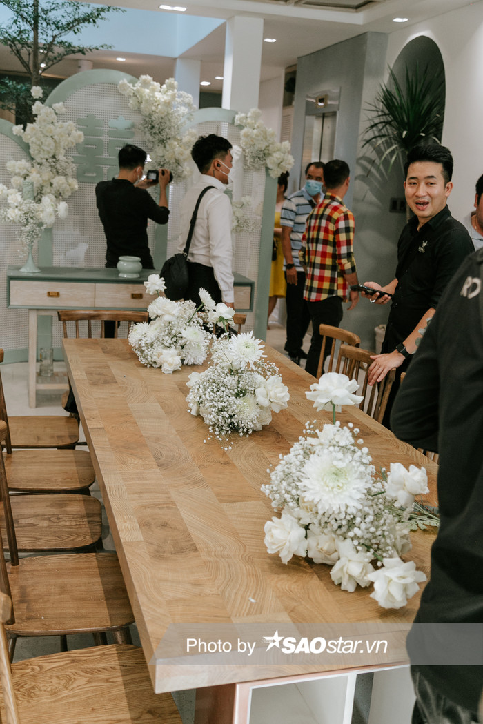 Mọi người đang tất bật trang trí trong nhà.