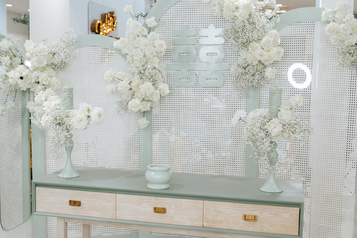 Từ cổng hoa, nến, khung chữ,… tất cả đều theo concept xanh trắng hiện đại song cũng đầy sang trọng.