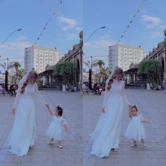 Không còn vẻ mặt cau có như mọi ngày, 'thánh meme' nay đã chịu cười hết cỡ, tự tin sánh bước bên mẹ. 