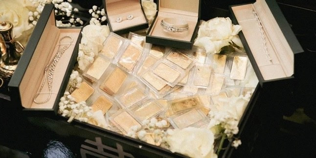 Xuất hiện tại nhà gái, nhà trai đã chuẩn bị 2 mâm sính lễ là vàng miếng và trang sức làm từ kim cương.