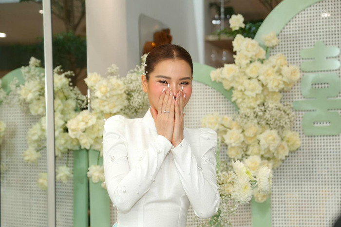 Cô dâu xúc động trong ngày trọng đại.